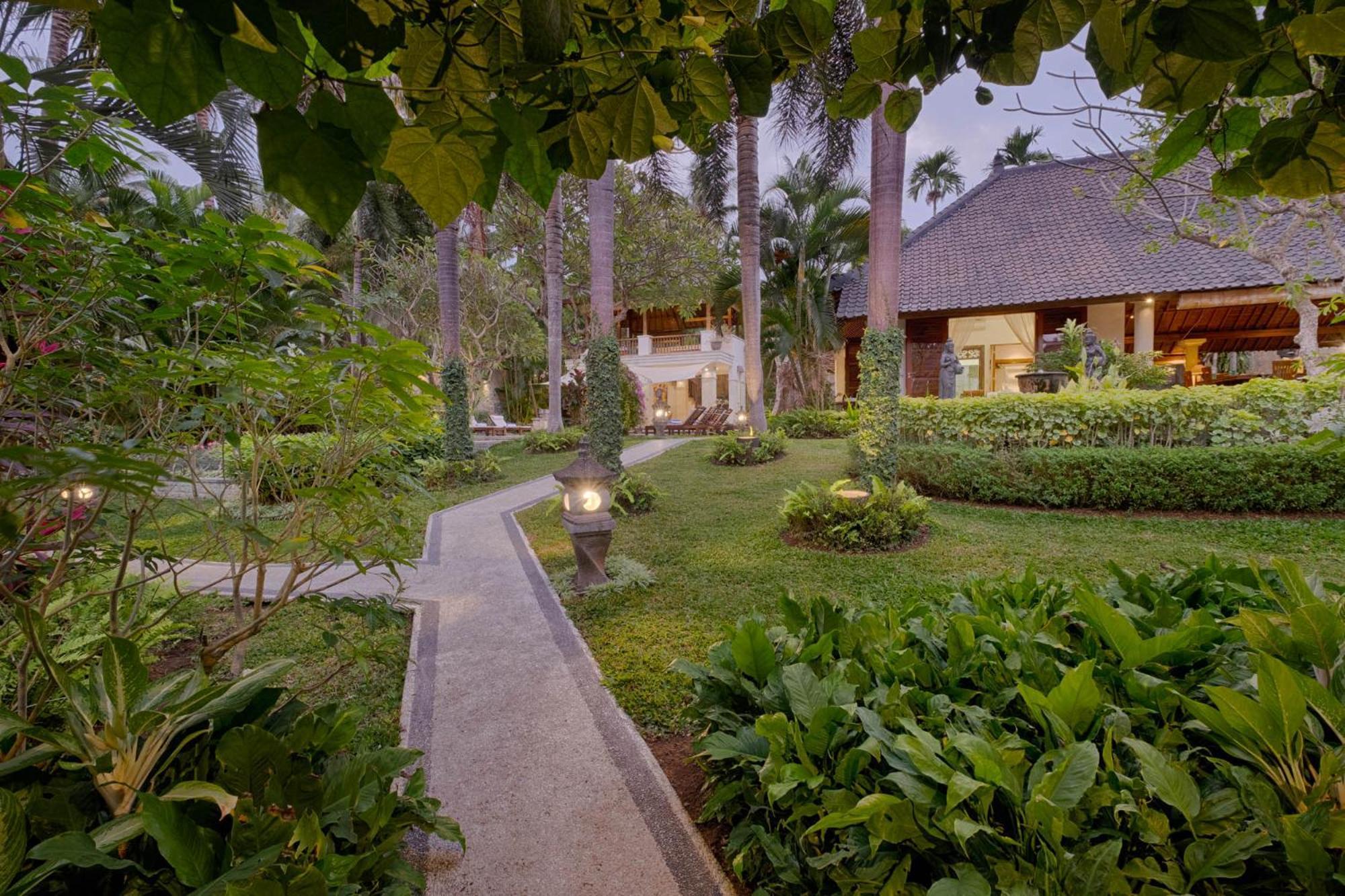 Kutus Kutus Saba Beach Villa Yogyakarta Eksteriør billede